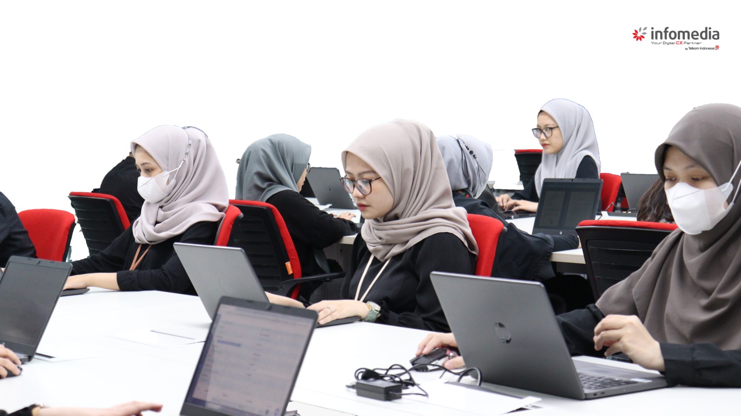 POTENSI BARU: Suasana kersibukan para operator AI di Infomedia anak pereusahaan Telkom.