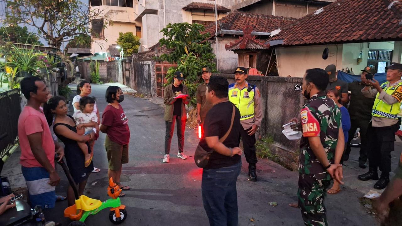 DICARI: Aparat Kelurahan Renon Denpasar saat sidak berhasil menjaring 60 penduduk non permanen.