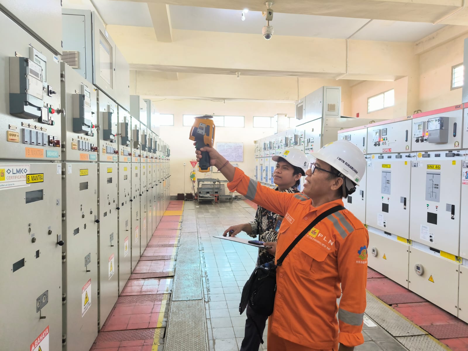 AMAN: Petugas PT PLN (Persero) Unit Pelaksana Pengatur Distribusi (UP2D) Bali sedang melakukan thermovision pada  Kubikel 20 kV di Gardu Induk.