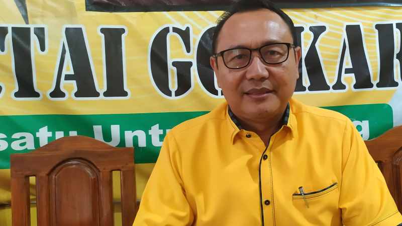 GALANG KOALISI : Ketua DPD II Partai Golkar Jembrana, selaku Koordinator koalisi I Made Suardana. (m.basir/radar bali)