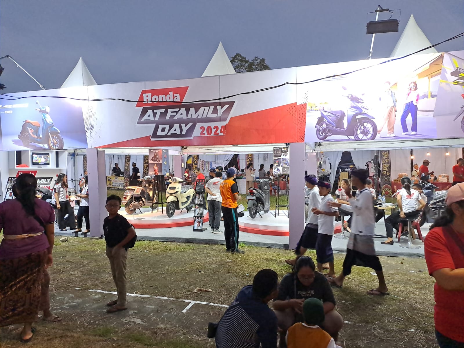 tampak sejumlah masyarakat antusias mengunjungi both Astra Motor Bali pada Minggu (16/6/2024) malam