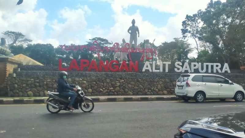 BAKAL DIPERCANTIK : Lapangan Alit Saputra, Dangin Carik Tabanan yang bakal ditata kembali.(foto:juliadi)