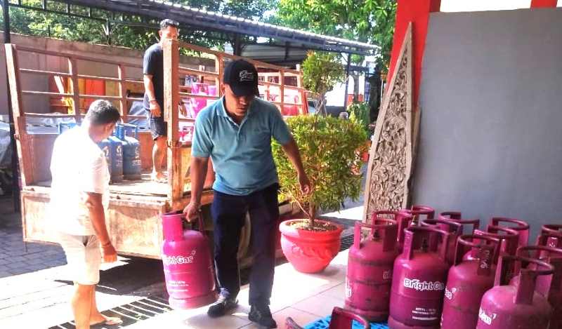 Kenaikan harga Bright Gas dikhawatirkan menyebabkan konsumen elpiji nonsubsidi beralih ke elpiji bersubsidi serta maraknya pengoplosan gas bersubsidi ke tabung gas nonsubsidi. 