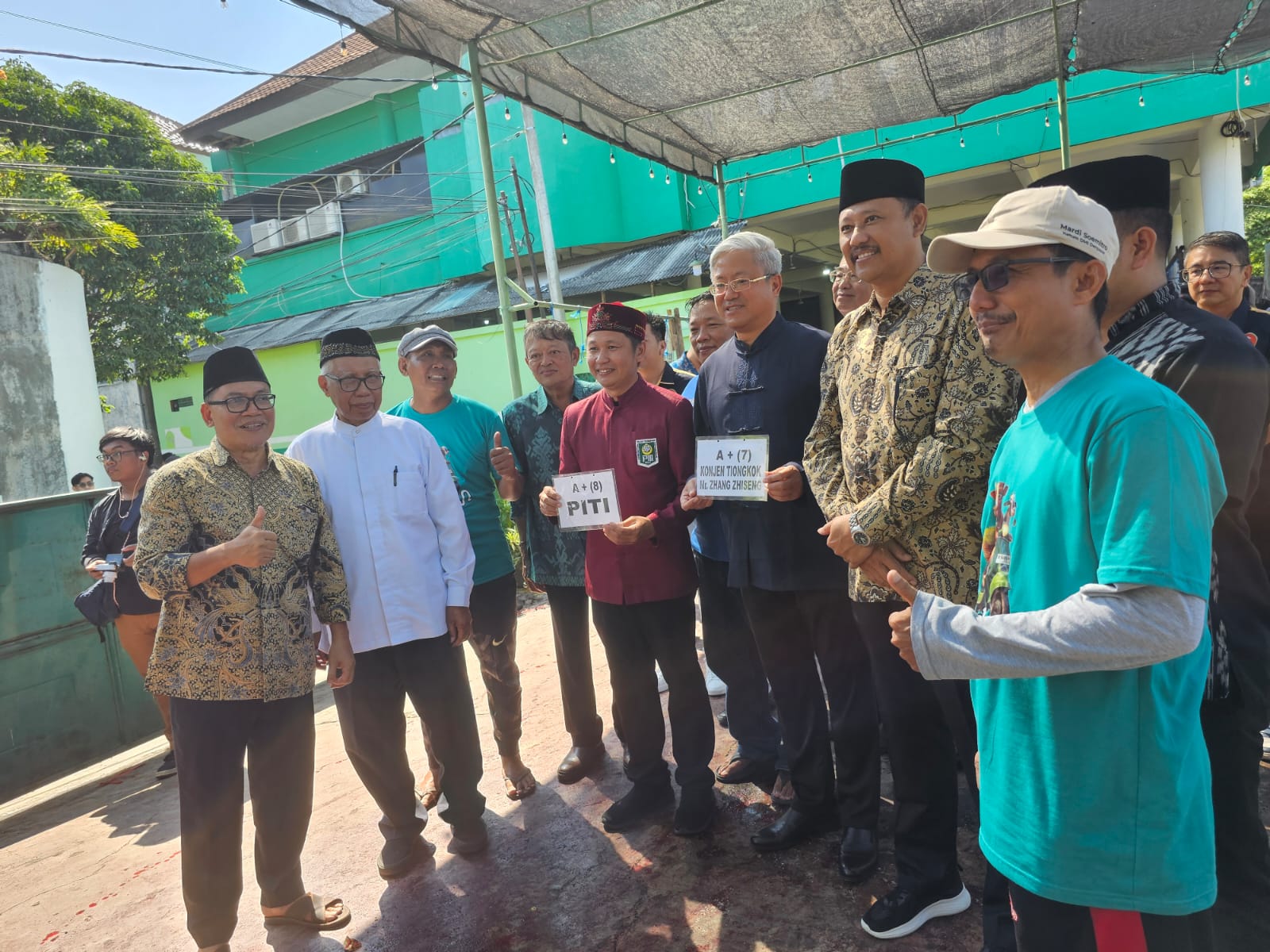 Konjen Tiongkok Denpasar Zhang Zhiseng  (tengah) ikut menyumbangkan seekor kambing A+ di Masjid BKDI Bali Senin (17/6/2024).