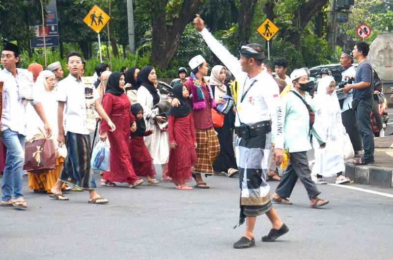 POTRET KERUKUNAN : Tampak salah seorang pecalang saat ikut menjaga pengamanan salat Idul Adha di Lumintang Denpasar Utara. (foto:adrian suwanto/radar bali)