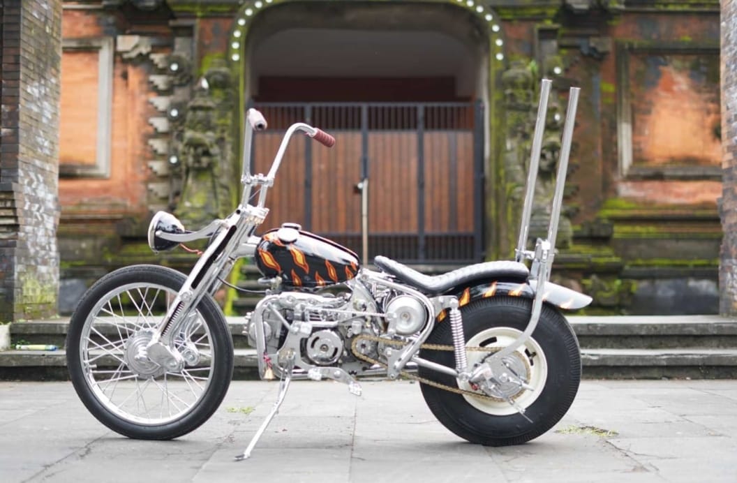 Honda Supra keluaran awal 2000-an yang dimodifikasi jadi Chopper oleh I Putu Alit Wirawan