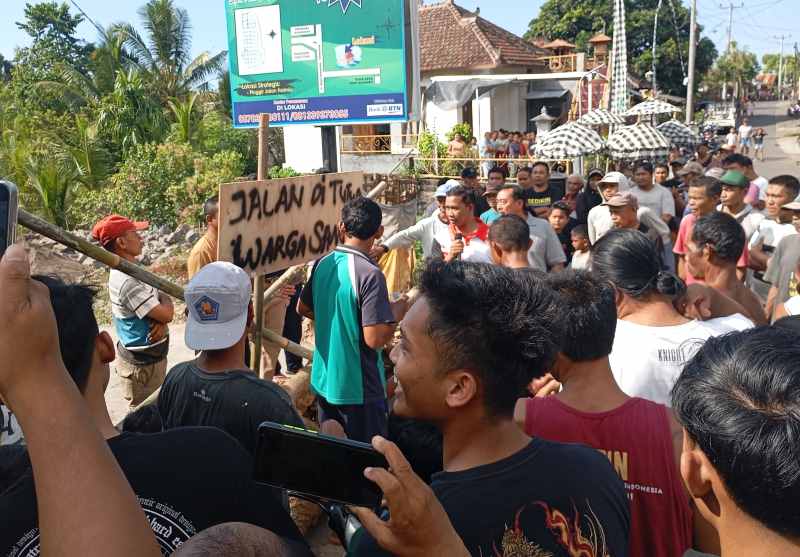 EMOSI MEMUNCAK : Situasi di depan Perumahan Graha Ardi Sukasada yang ditutup warga, imbas perintah bongkar tembok parahyangan warga Desa Adat Sangket.(francelino junior)