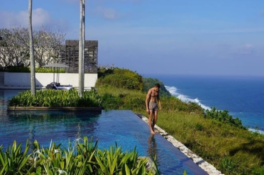 LEPAS PENAT: Bintang sepakbola dunia Thom Haye dan Jay Idzes terlihat memilih berlibur serta menginap di kawasan Kuta Selatan