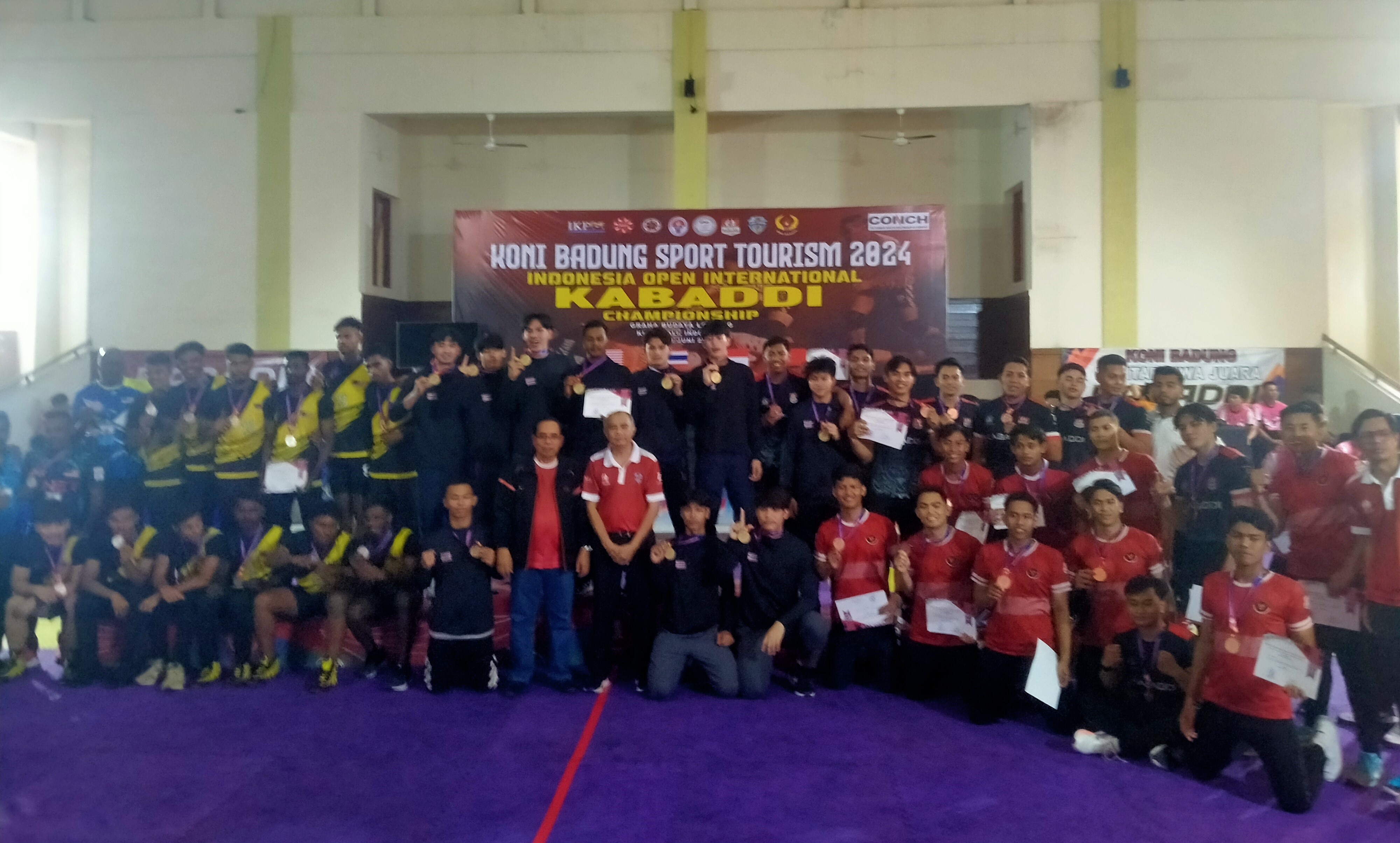 HEBAT: Tim Kabaddi Badung foto bersama setelah sukses mengawinkan gelar juara 1 putra dan putri di KBST 2024