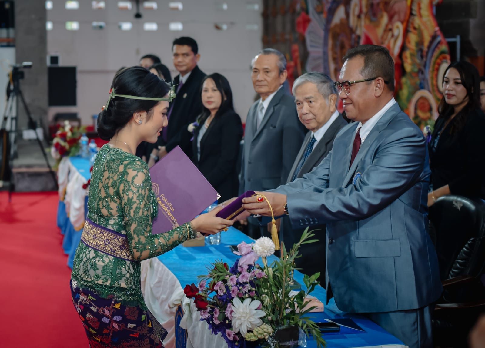 Rektor Undiksha Prof Lasmawan (kanan) saat Pelantikan dan Pengambilan Sumpah Dokter FK Undiksha, Rabu (19/6/2024).