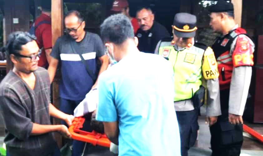 HEBOHKAN WARGA : Warga asing yang mencoba bunuh diri dilarikan ke rumah sakit. (Istimewa)