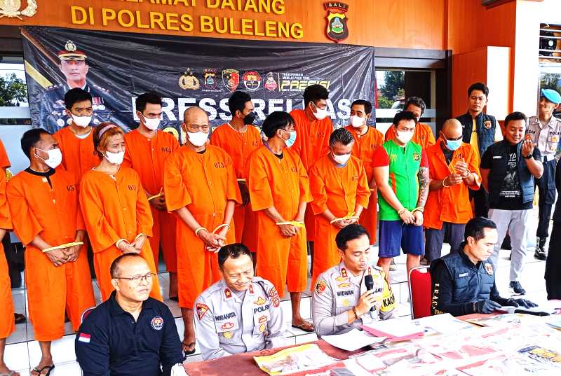 TAK PANDANG BULU: Kapolres Buleleng, AKBP Ida Bagus Widwan Sutadi, menggelar jump apers pelaku narkoba. Termasuk pelaku yang satu desa dengan kapolres. (foto:francelino junior)