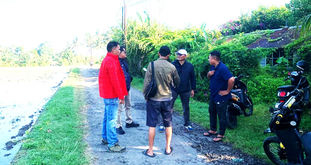 DATANG KE LOKASI KEJADIAN : Dinas PUPRPKP Tabanan cek kondisi jalan rusak di Banjar Carik Padang, Desa Nyambu, Kecamatan Kediri, Tabanan. (juliadi/radar bali)