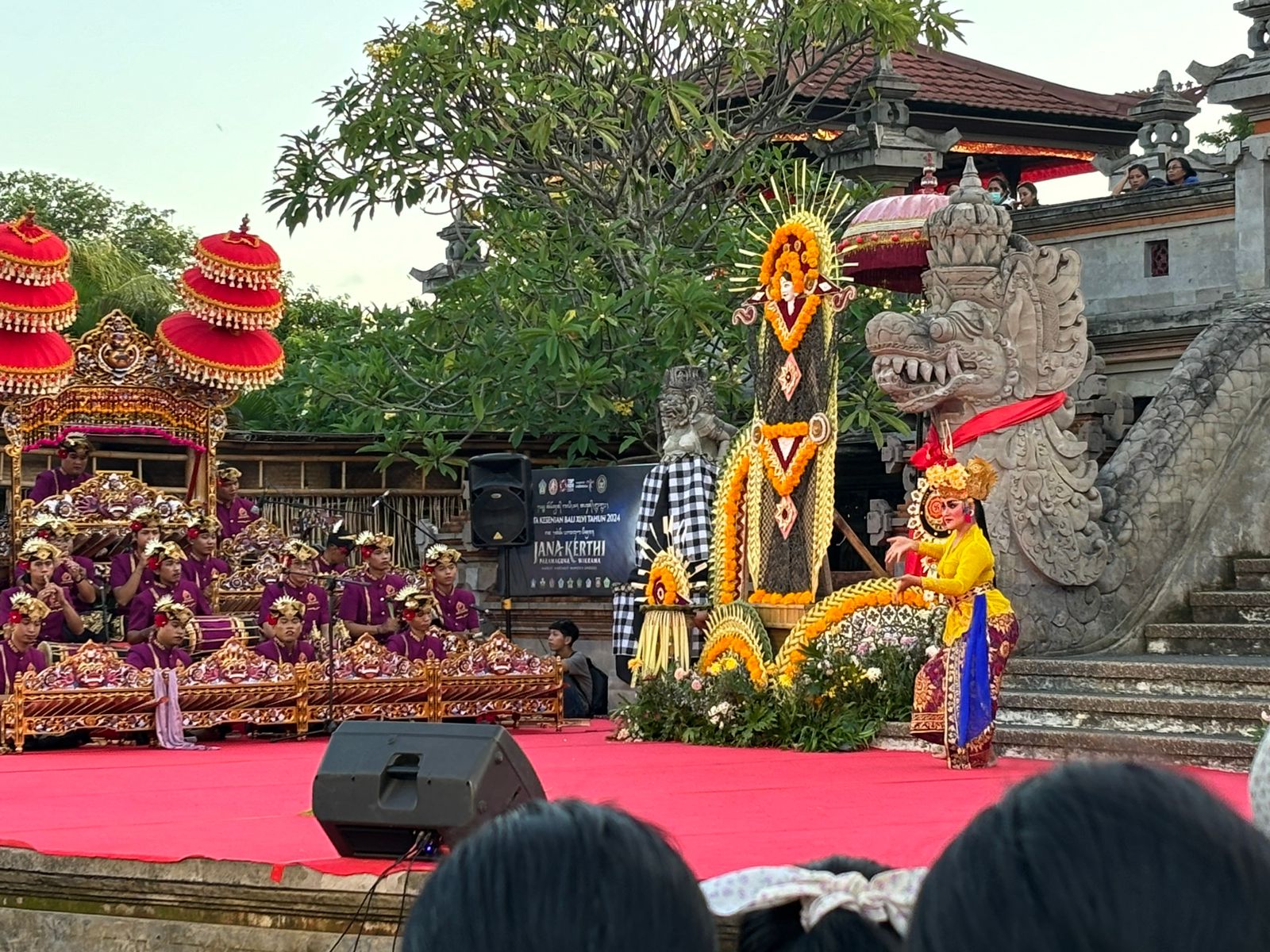 Penampilan Joged Bumbung Duta Kota Denpasar yang berlangsung di panggung Kalangan Art Center Denpasar Selasa (18/6/2024).