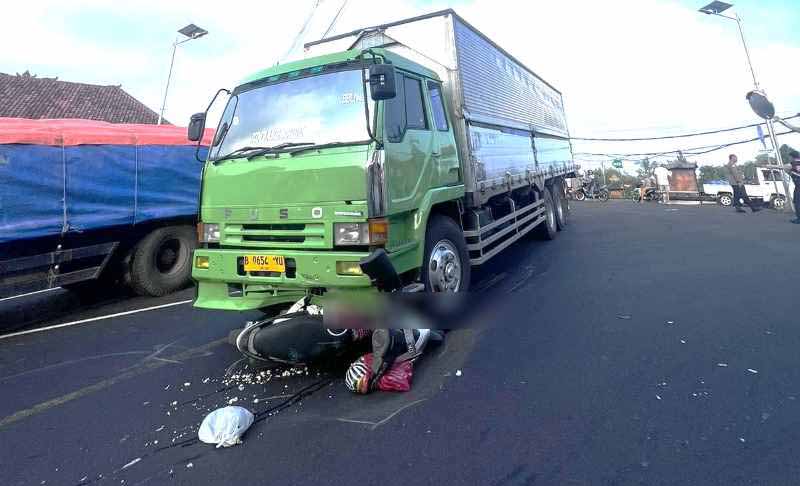 REMUK : Kondisi sepeda motor Honda Vario Dewi Masita yang tertabrak truk tronton di Jalan Denpasar-Gilimanuk.(Istimewa)