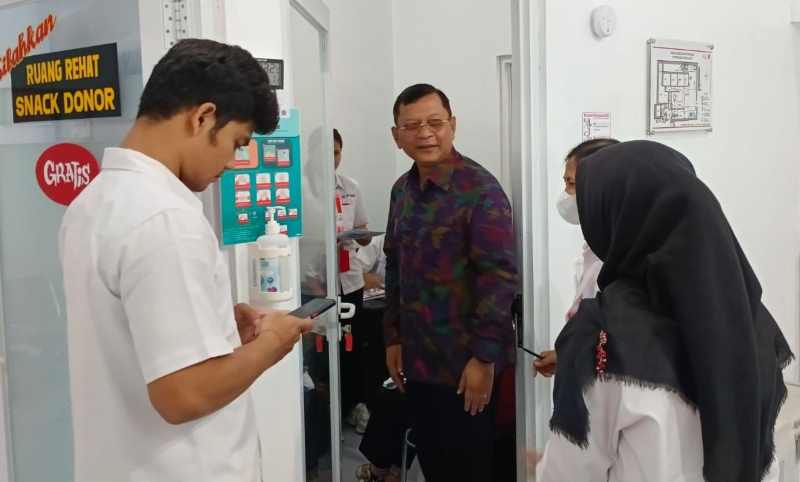 DINILAI TIM AKREDITASI: UTD PMI Buleleng diakreditasi oleh surveyor dalam rangka akreditasi sesuai dengan instruksi wajib dari Kemenkes. (francelino junior/radar bali)