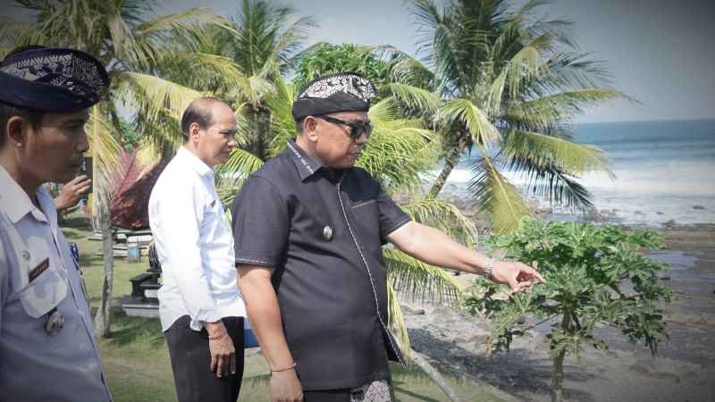 MENGECEK PANTAI :  Bupati Jembrana I Nengah Tamba didampingi Kadis PUPRPKP Jembrana I Wayan Sudiarta, saat melihat kondisi Pantai Yeh Leh, Rabu (19/6/2024). (foto: humas pemkab jembrana)