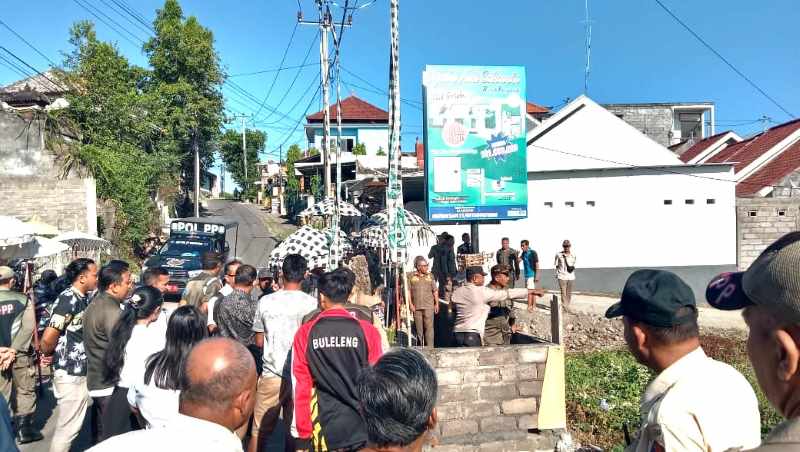 CEK LANGSUNG LOKASI : Sejumlah OPD di lingkup Pemkab Buleleng melakukan pengecekan ke lokasi kisruh antara warga Sangket dan Perumahan Graha Ardi Sukasada.(francelino junior/radar bali)