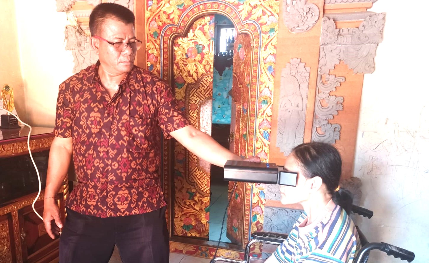 TUNTASKAN PENDATAAN KEPENDUDUKAN : Perekaman e-KTP terhadap ODGJ dan Disabilitas oleh Disdukcapil Tabanan.(juliadi/radar bali)