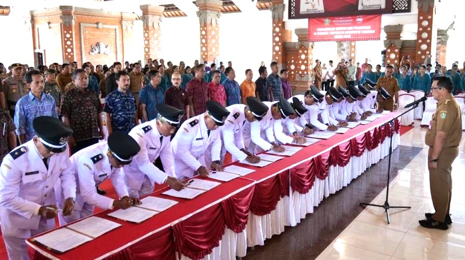 DILANTIK : Pelantikan perbekel terpilih tahun 2023 di Gedung Kesenian I Ketut Maria Tabanan. Masa jabatan mereka kini delapan tahun. (juliadi/radar bali)