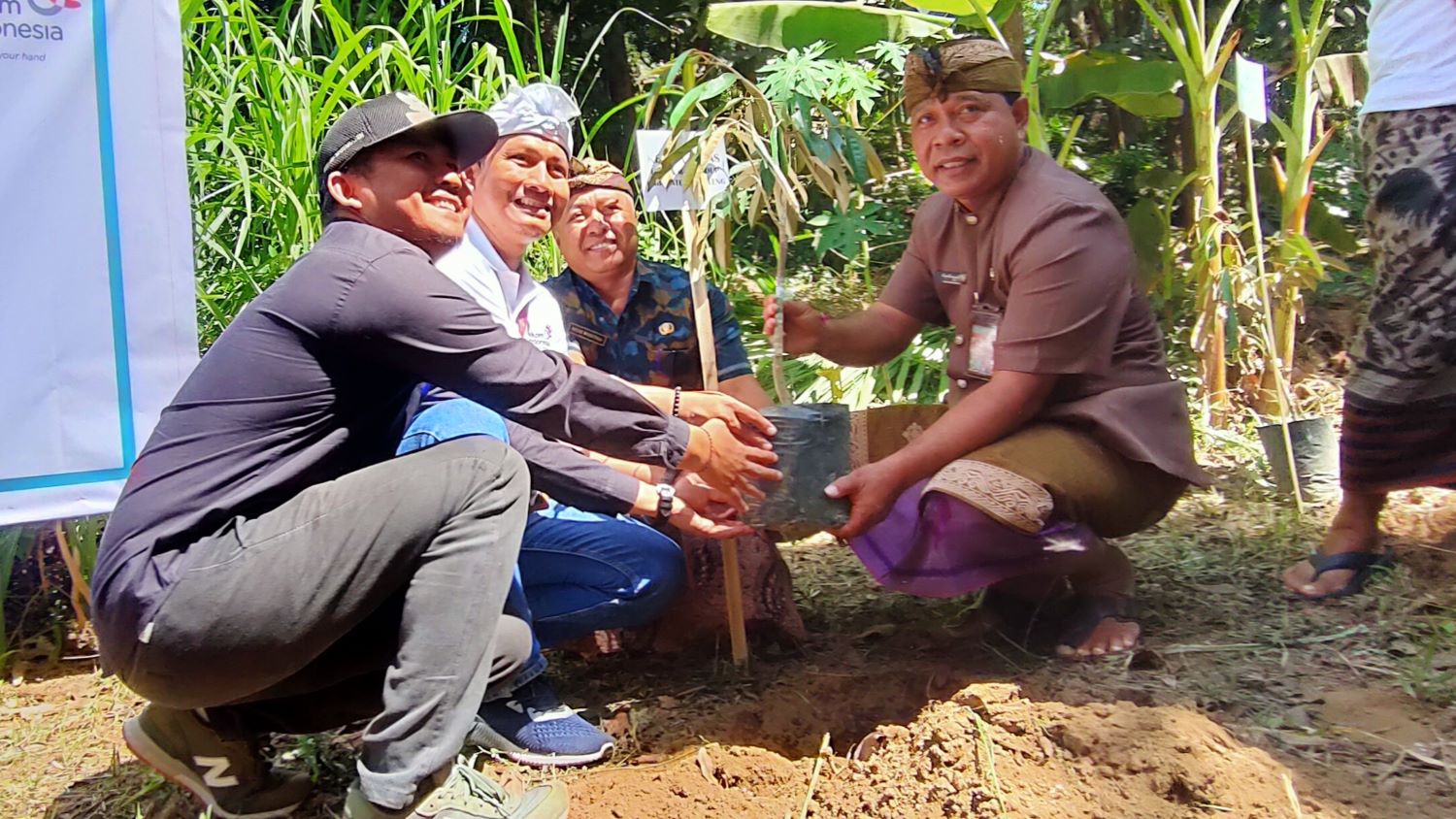 TANAM POHON: Dari kiri, Perbekel Les, Gede Adi Wistara; GM Telkom Witel Singaraja, Gede Arka Puniatmaja; Perbekel Madenan, Gede Adi Wistara; Kepala DLH Buleleng, Gede Melandrat.