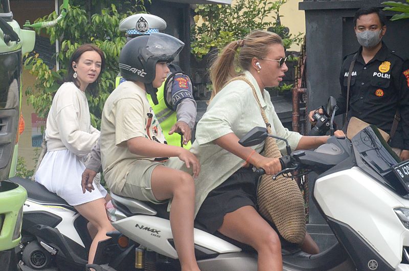 TAK PAKAI HELM: Banyak wisatawan yang berulah di Bali sehingga membuat wisata tak berkualitas, dewan usul pungutan mereka dinaikkan 3 kali lipat.