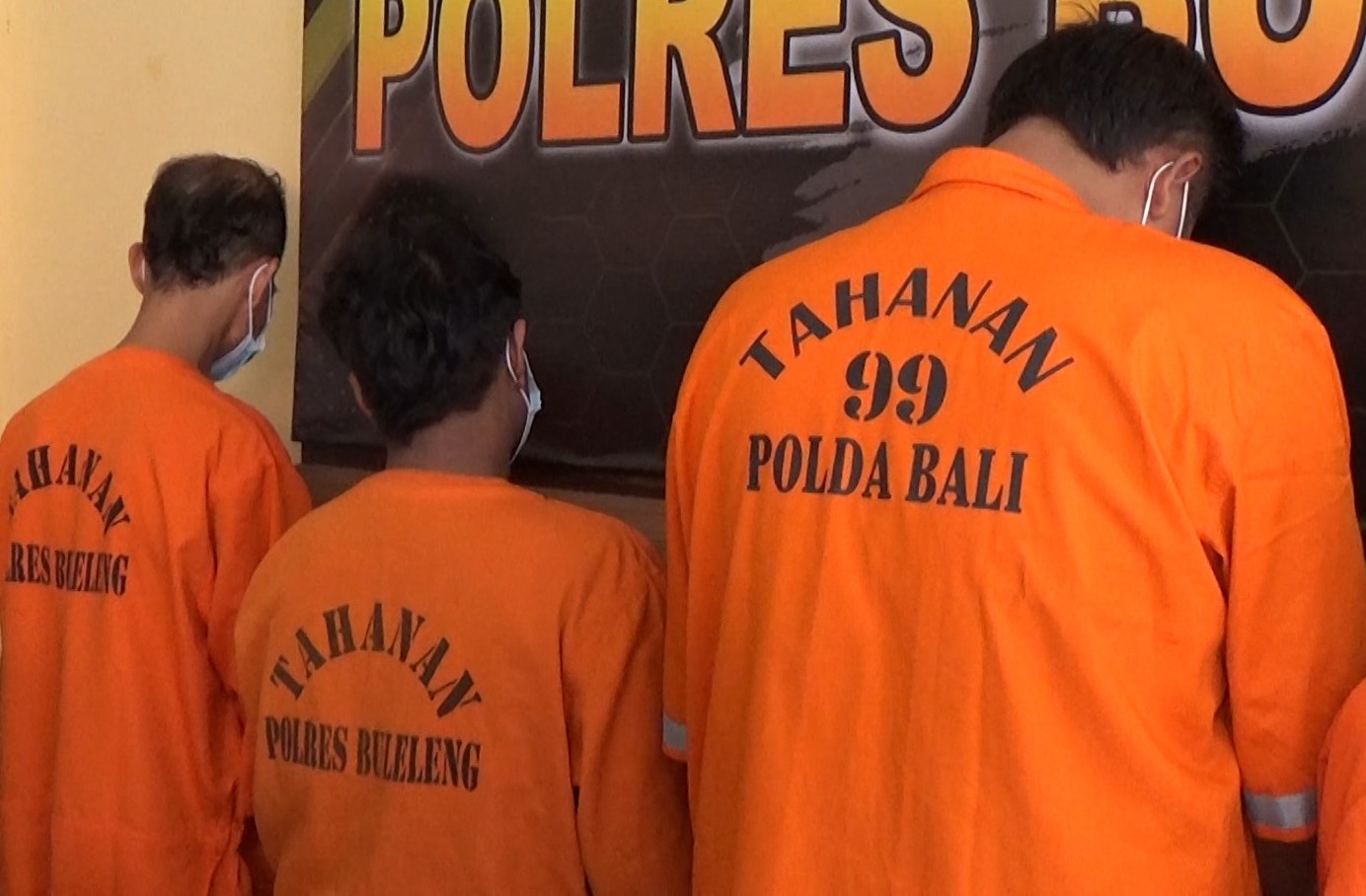 BAKAL MENUA DI PENJARA : Indrawan bersama dengan Ary dan Abeng saat dirilis Polres Buleleng pada bulan Januari lalu. Kini Indrawan divonis penjara selama 10 tahun. (foto: francelino junior/radar bali)