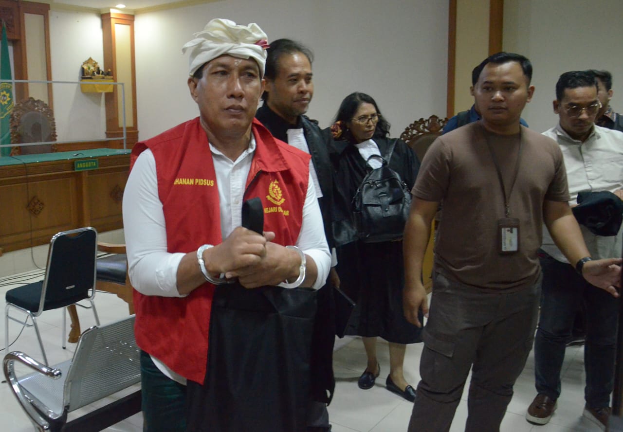 LESU: Terdakwa OTT pemerasan investor yang juga bendesa adat Berawa Badung I Ketut Riana usai eksespsinya ditolak majelis hakim Tipikor Denpasar (20/6/2024)