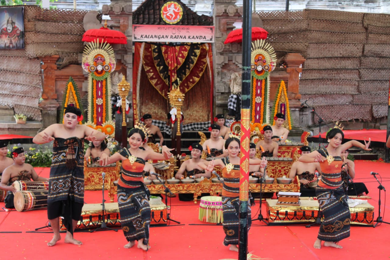 MEMUKAU: Menampilkan ceraken babat lontar Bali kuno, duta Kota Denpasar memukau di arena PKB 20204 di kalangan Kanda Art Center Denpasar.