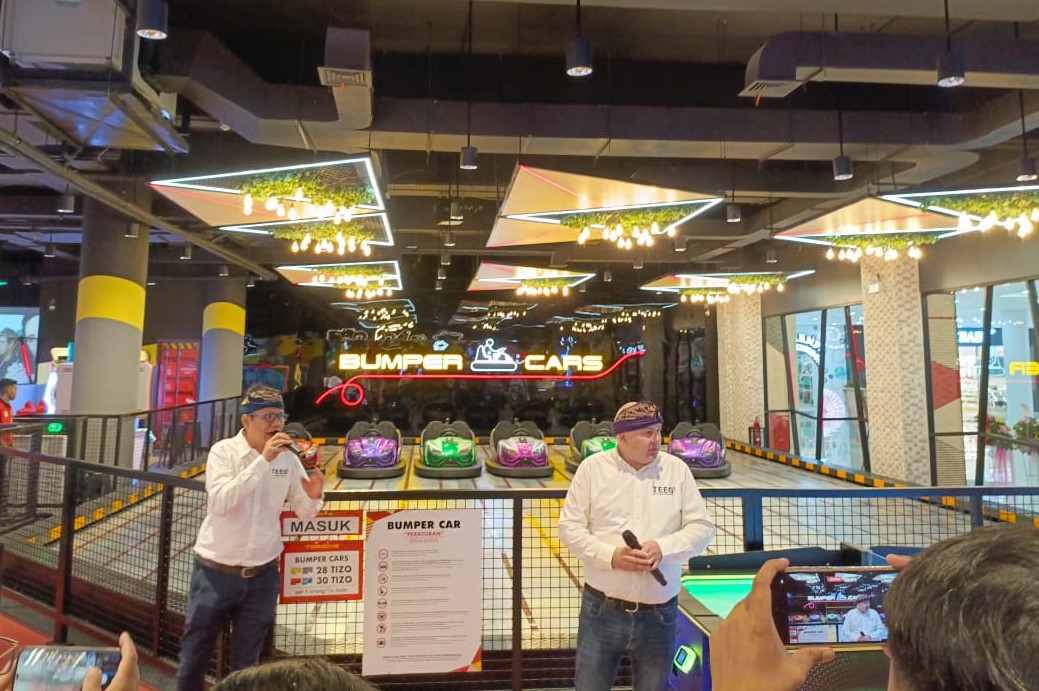 TERCANGGIH: Naveen H., CEO TEEG Indonesia dan Andry M. Sitania , General Manager Mal Bali, saat pembukaan venue baru di Mall Bali Galeria