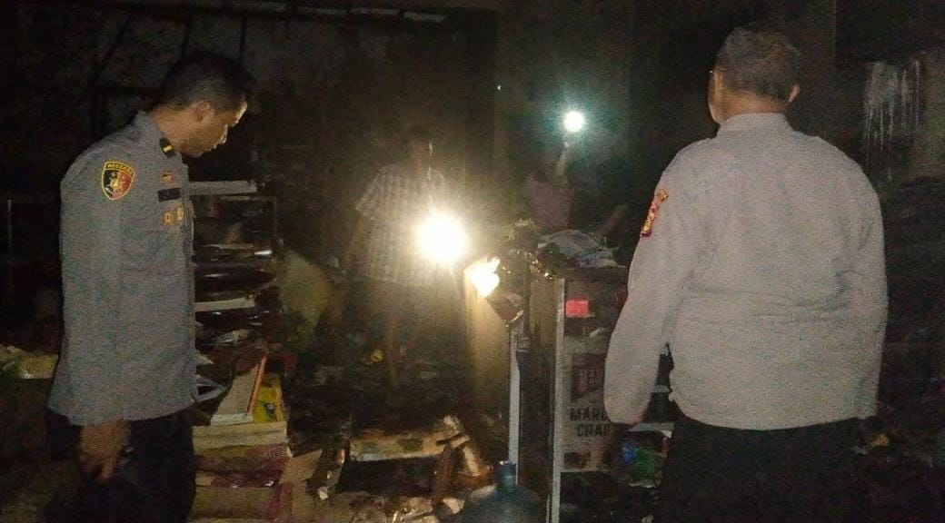 JADI ARANG: Sebuah Warung Makan di kawasan jalan Bung Tomo Denpasdar sudah tinggal puing saat polisi melakukan identifikasi, Kamis 20 Juni 2024.
