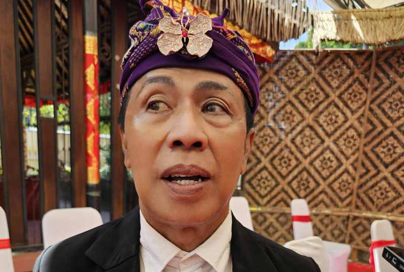 FASIH  CERITAKAN TARI LEGONG: Anak Agung Gde Oka Dalem fasih memaparkan seluk-beluk tari Legong Peliatan, Ubud. (ni kadek novi febriani)