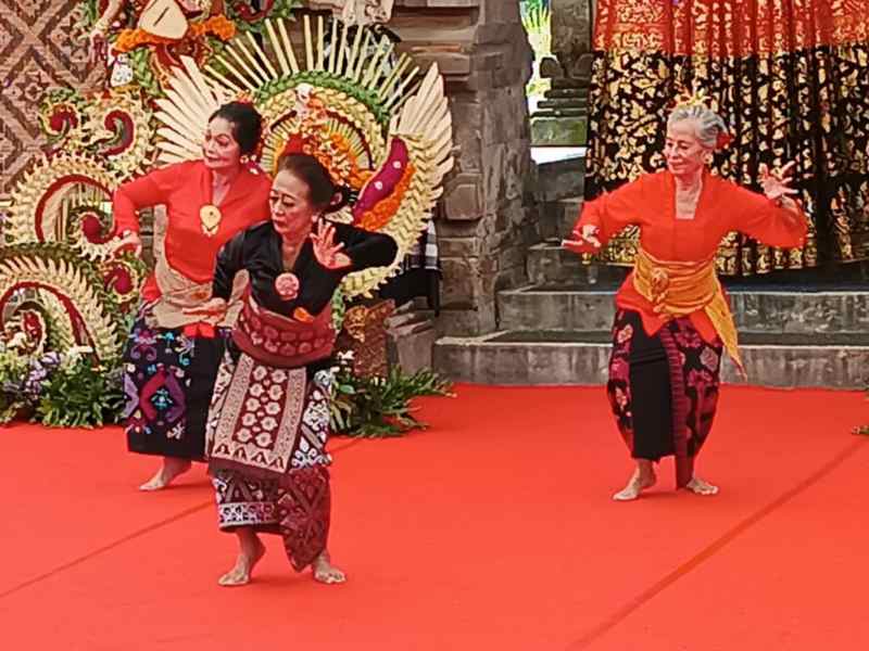 PARA SENIOR : Penari Legong Gaya Peliatan Karya  Gusti Made Sengog di panggung PKB 2024. (foto:Adrian suwanto/radar bali)