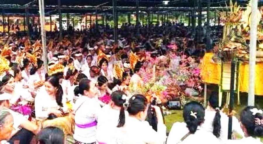 DISAMBUT ANTUSIAS : Prosesi upacara Manusa Yadnya di Klungkung, beberapa waktu lalu. (dok.radar bali)
