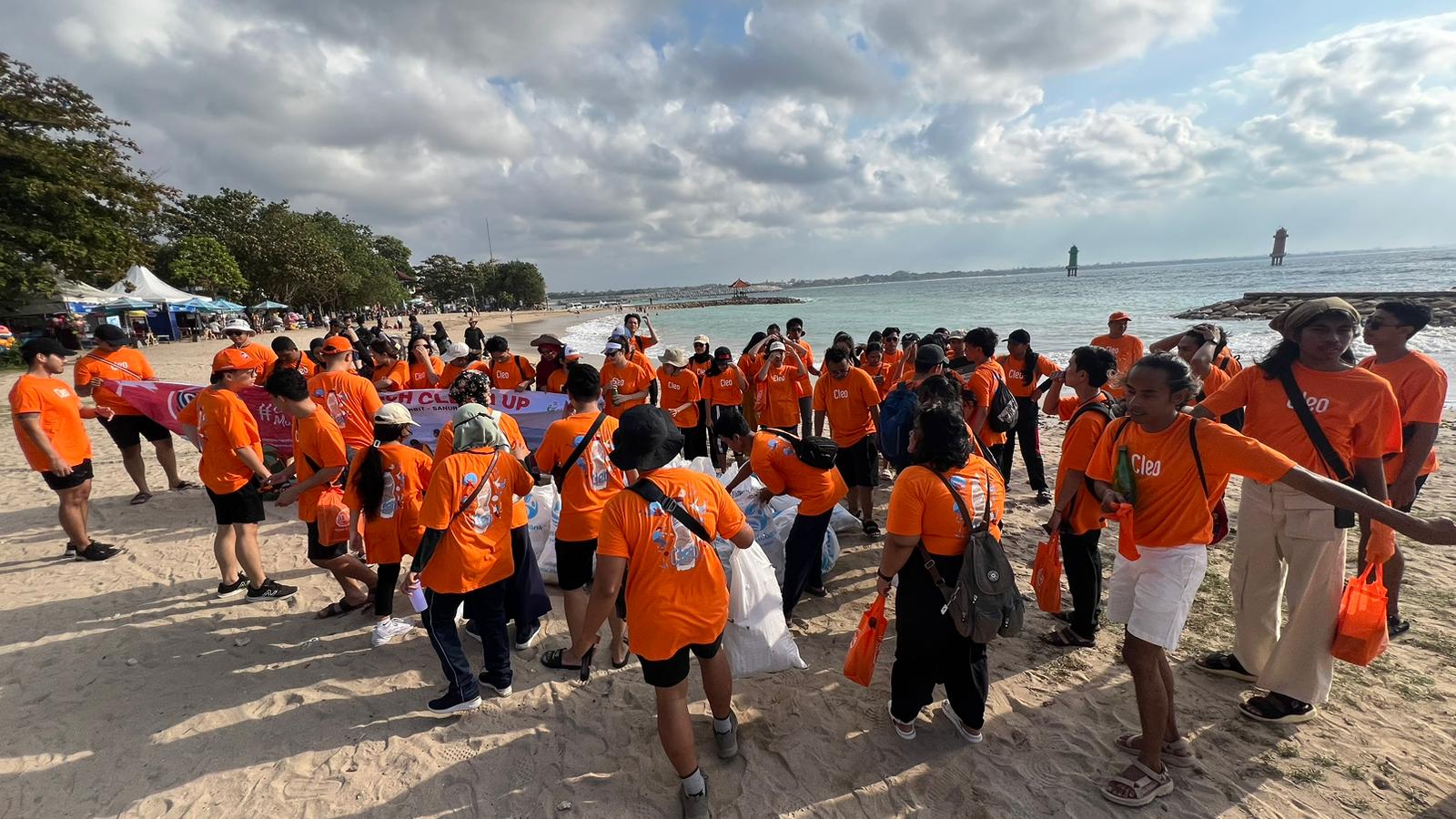 AKSI NYATA: Para peserta #langkahmurni Beach Clean Up saat memungut sampah di Pantai Matahari Terbit Sanur Bali, Sabtu 22 Juni 2024.
