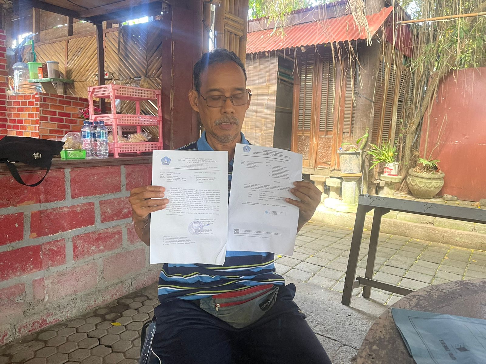 JANGGAL: I Nyoman Arya Wiranata Darmawan menunjukkan dokumen miliknya kepada awak media, Sabtu (22/6/2024).