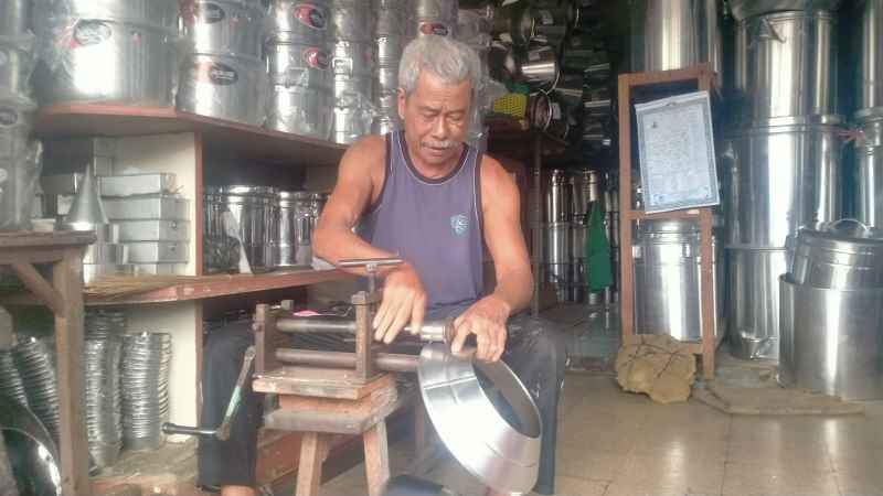 TEKUN : I Nengah Subagia, perajin dandang bakso di Pasar Tabanan. (juliadi/radar bali)