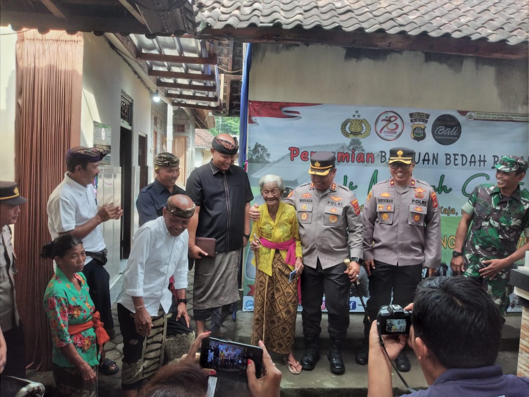 BISA SENYUM: Nenek Gentir di gubuknya yang tak layak huni akhirnya dapat bantuan bedah rumah dan tabungan Rp 10 juta