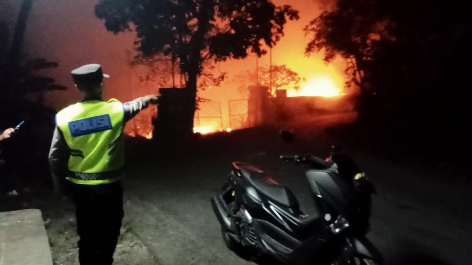 MENCEKAM: TPA Sente Klungkung kembali kebakaran yang berakibat listrik sempat terputus. Tampak polisi sedang menunjuk titik api