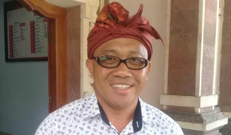 BERPERAN AKTIF : I Komang Adiyasa, salah satu kerabat dekat I Gede Winasa. (foto: m.basir)