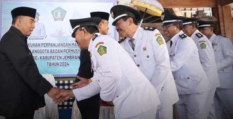 INGATKAN TANGGUNGJAWAB : Bupati Jembrana I Nengah Tamba bersama wakilnya, bersama wakilnya, Ipat bersalaman dengan perbekel yang masa jabatannya diperpanjang.(foto humas pemkab jembrana)