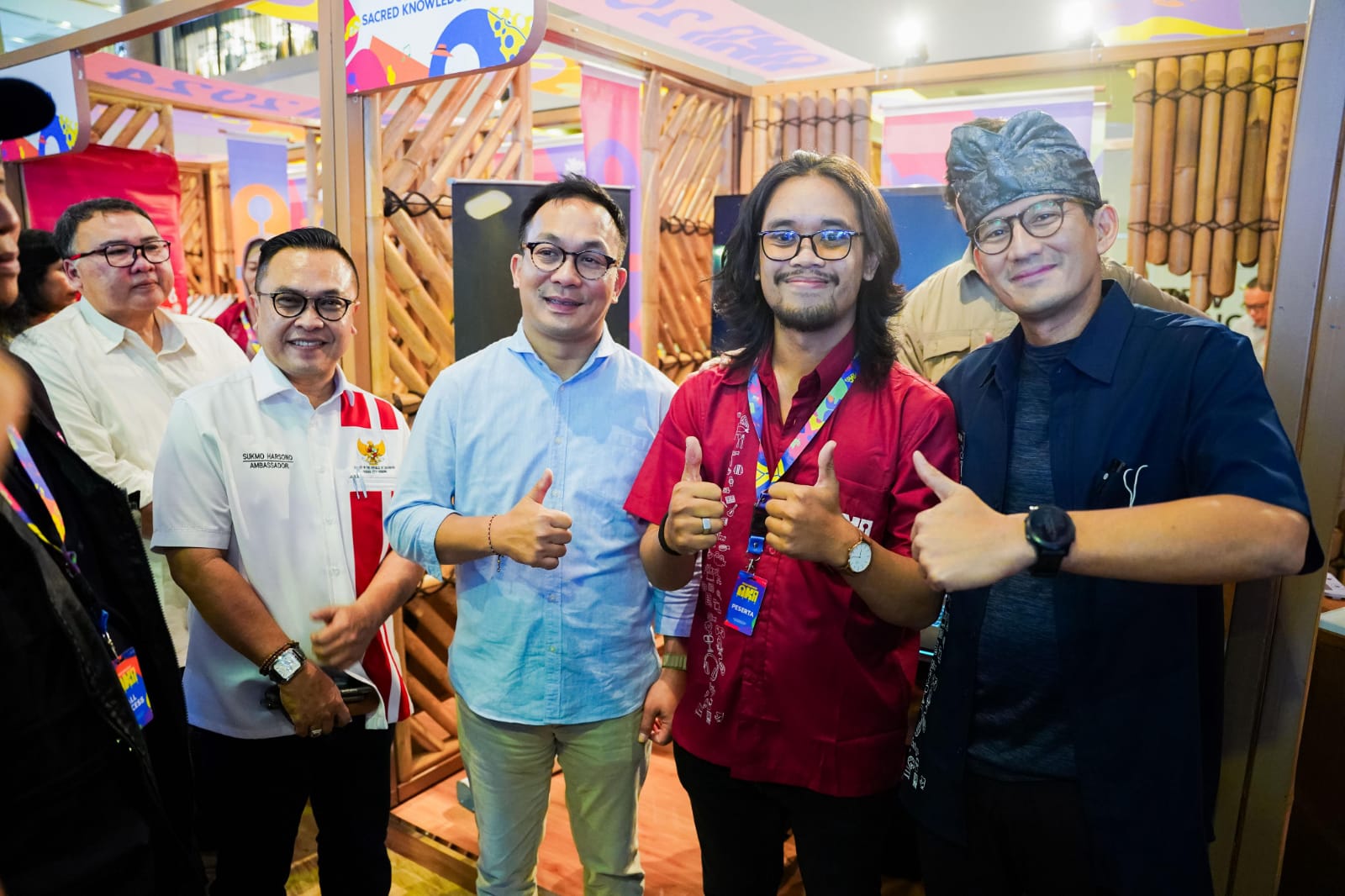 APRESIASI: Menparekraf Sandiaga Uno (kanan) saat Apresiasi Kreasi Indonesia (AKI) 2024 di Level 21 Mall Denpasar (16/6/2024). (Primakara University)
