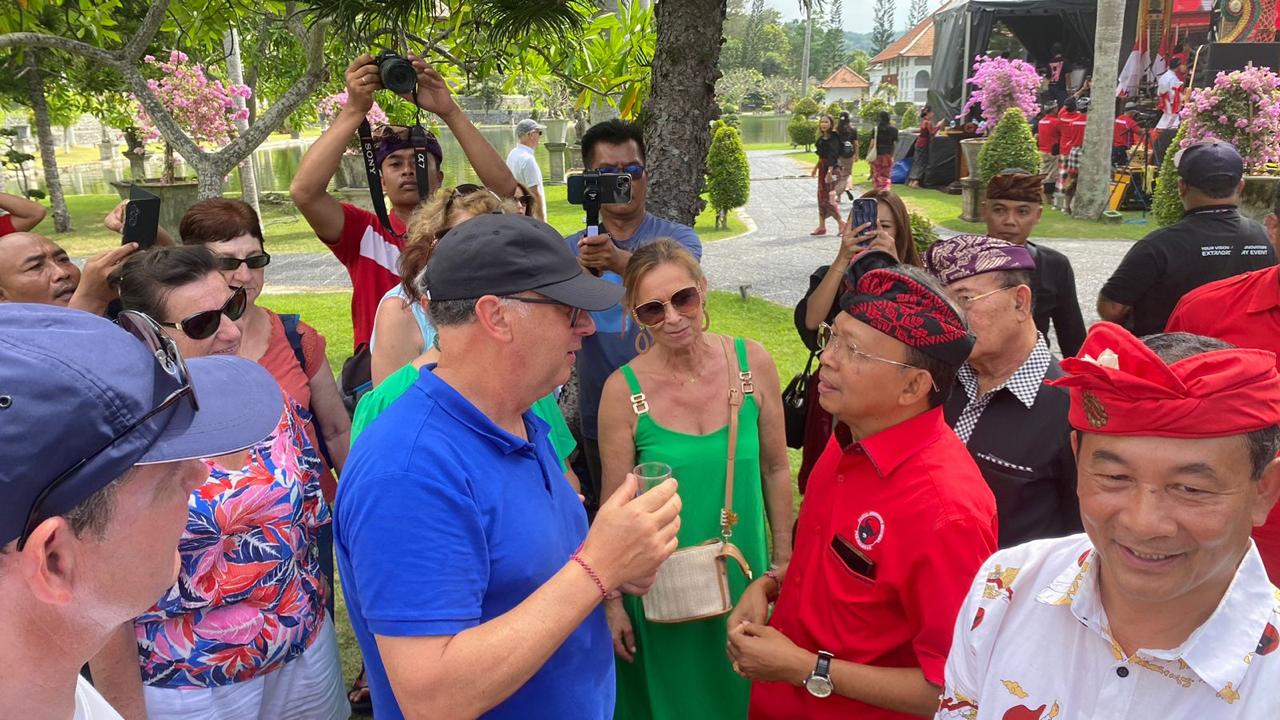 AYO COBA ARAK!: Wayan Koster saat mengajak para wisatawan untuk mencoba arak Bali di Taman Soekasada Ujung, pada Minggu (23/6/2024)