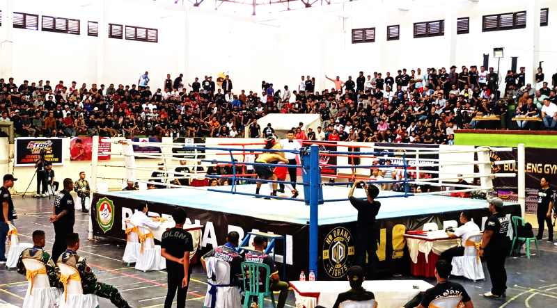 ANTUSIAS : Suasana di Lapangan Indoor GOR Bhuwana Patra saat pertandingan tinju dan kickboxing yang jadi penyaluran hobi bagi generasi muda Buleleng yang gemar berkelahi.(foto: francelino junior)
