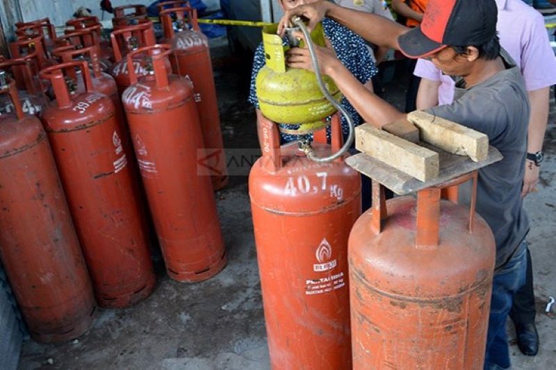 BIANG KELANGKAAN: Ilustrasi gas elpiji oplosan yang memicu kelangkaan gas bersubsidi