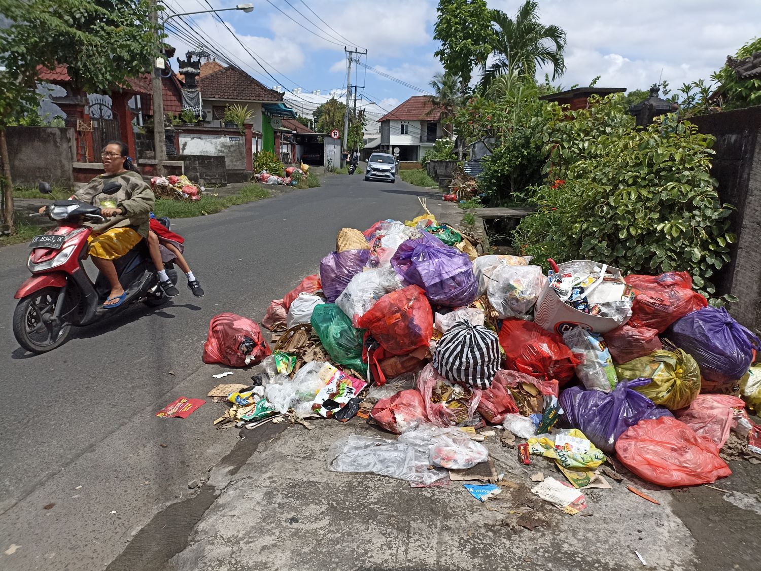 SOLUSI MASALAH: Sampahj yang ditumpuk di tepi jalan ini konon bisa dilolah langsung oleh mesin hybrid