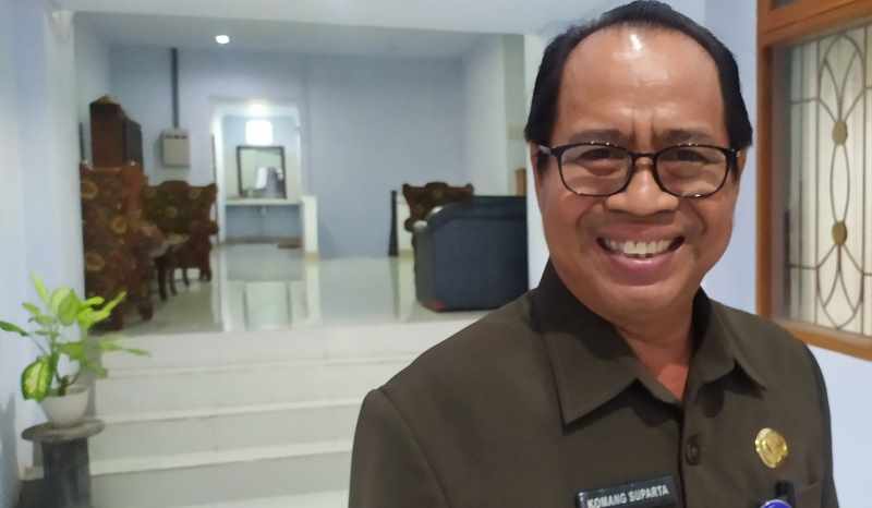 SAMPAIKAN PENJELASAN : Sekretaris DPRD Jembrana I Komang Suparta. (foto: m.basir/radar bali)