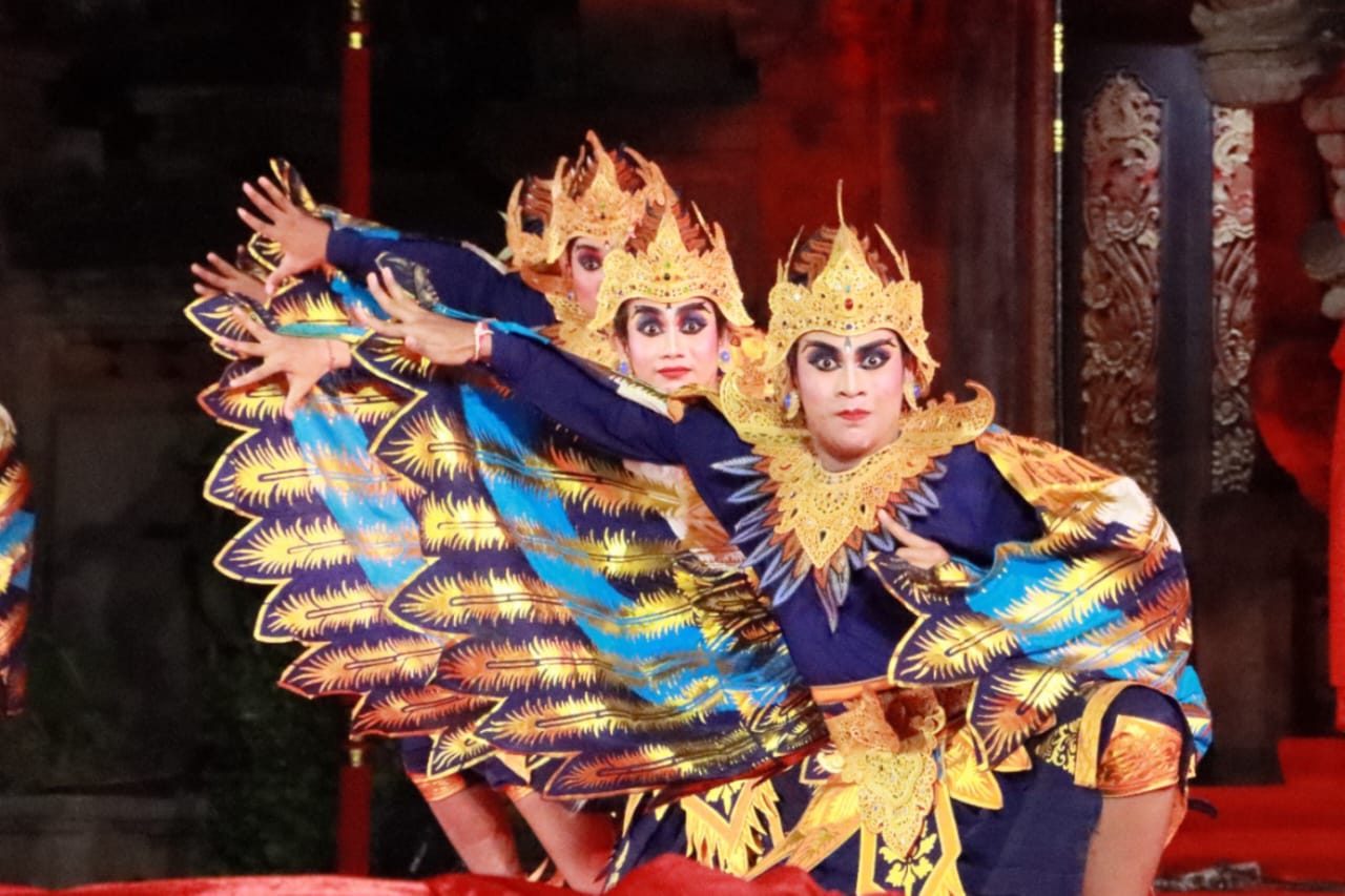 ADA DOLANAN: Gong Kebyar ana-anak duta Kota Denpasar ini menyelipkan dolanan nyikep yang sukses mengundang tawa penonton.