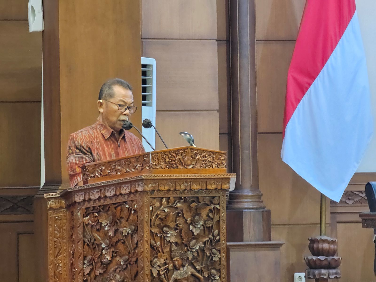 Jubir Fraksi PDIP krtik RPJPD Daerah Bali tidak gunajkan frase peninggalan Koster - Ace di DPRD Bali (24/6/2024).