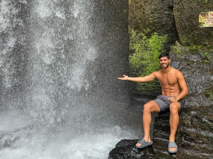 SENANG DI BALI: Pemain PSG Marco Asenseo tampak sedang mengabadikan keindahan air terjun saat berlibur di Bali.